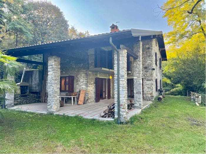 Casa con 6 locali in vendita in Brezzo di Bedero