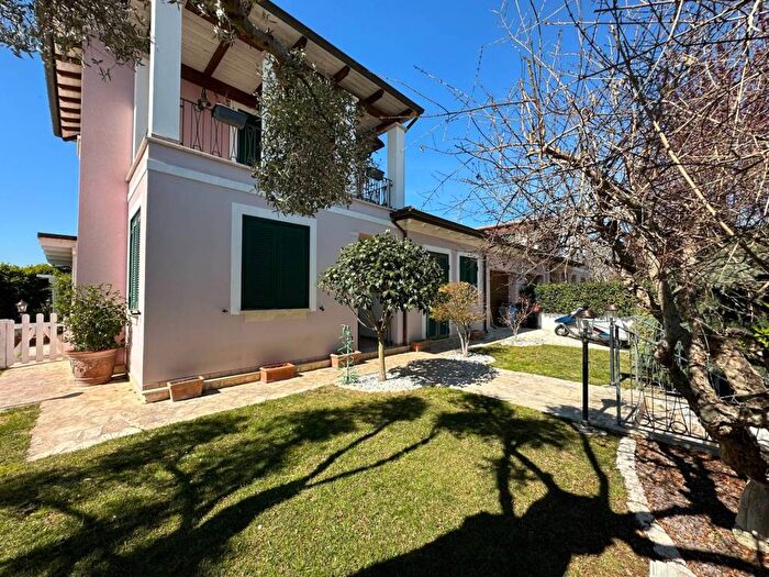Casa con 6 locali in vendita in Mosciano Sant'Angelo