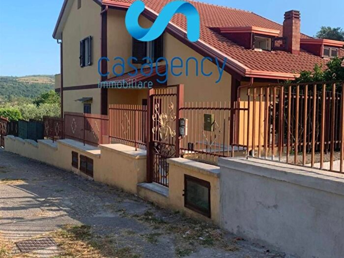 Casa con 8 locali in vendita in Via Pilade Bronzetti, Caserta