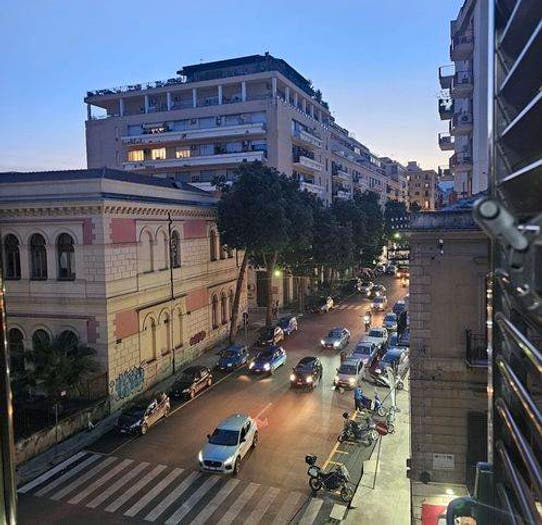 Appartamento quadrilocale in vendita in Via Carini, Politeama Ruggiero Settimo, Palermo