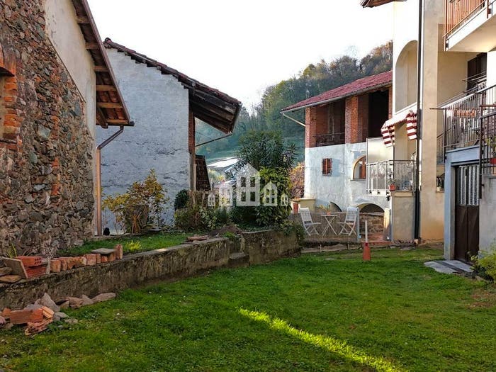 Casa con 6 locali in vendita in Via Cavour, Strambinello