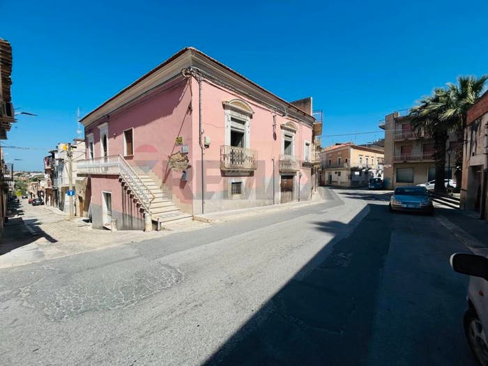 Casa con 6 locali in vendita in via francesco petrarca, Centro, Comiso