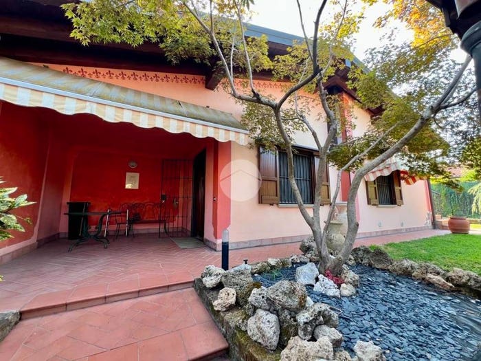 Casa quadrilocale in vendita in Via Marconi, Centro, Castrezzato