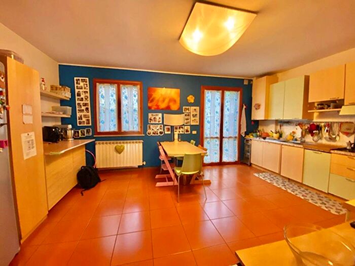 Casa con 6 locali in vendita in Trasanni, Urbino