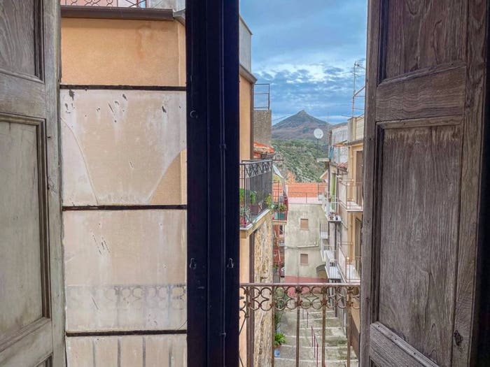 Casa con 6 locali in vendita in Via Carmelo Virga, Isnello