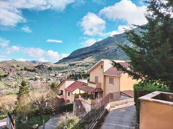 Casa con 6 locali in vendita in Altofonte