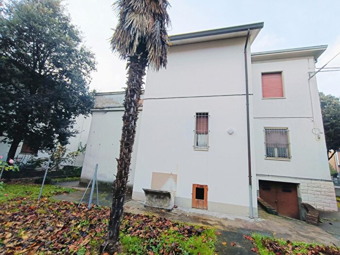 Casa con 8 locali in vendita in Forli'