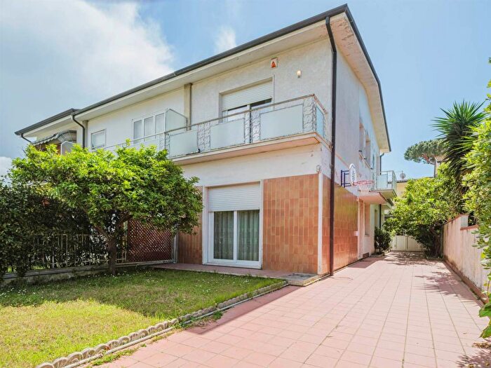 Casa con 6 locali in vendita in Via Pisa, Marco Polo Don Bosco, Viareggio