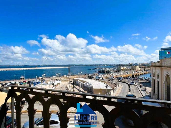 Appartamento con 5 locali in vendita in Piazza Matteo Renato Imbriani, Centro Storico, Gallipoli