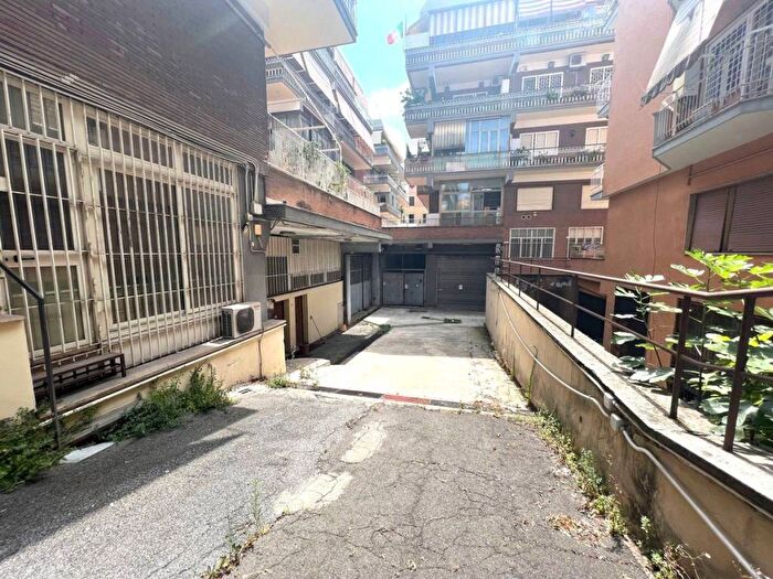 Casa quadrilocale in vendita in Via Rocca di Papa, Colli Albani, Roma