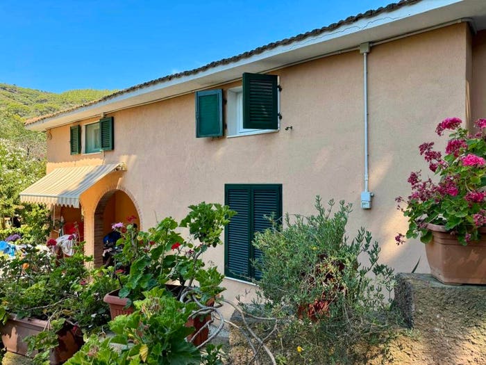 Casa con 6 locali in vendita in Innamorata, Capoliveri