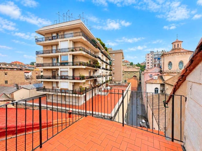 Appartamento quadrilocale in vendita in Via Alfonso Mistrangelo, Centro Storico, Savona