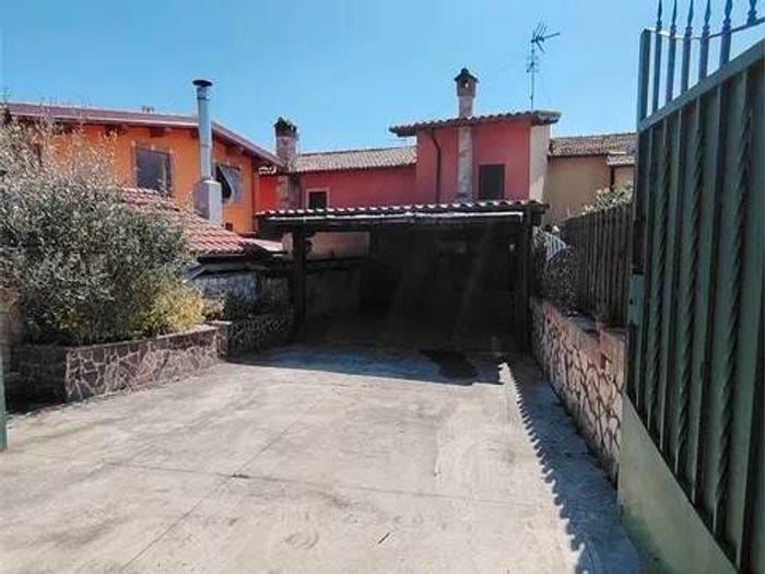 Casa quadrilocale in vendita in Via Novembre, Centro, Lariano