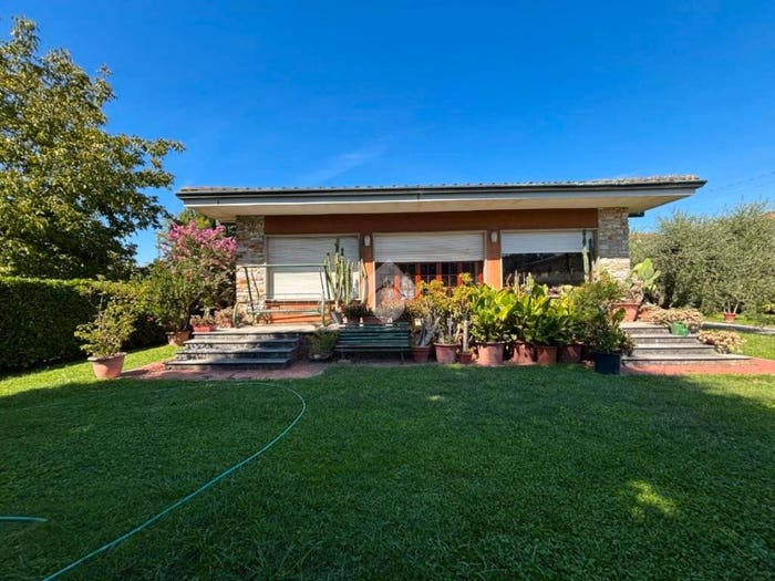 Casa con 6 locali in vendita in Via pisana, Sant'Anna, Lucca