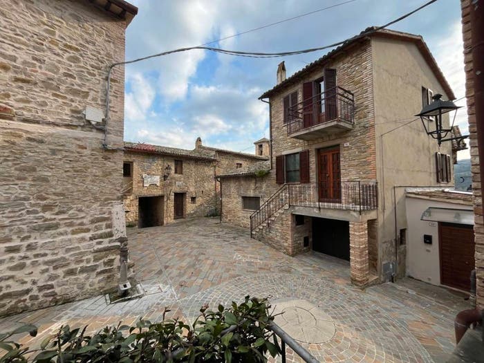 Appartamento bilocale in vendita in Piazza Del Castello, Torre Del Colle, Bevagna