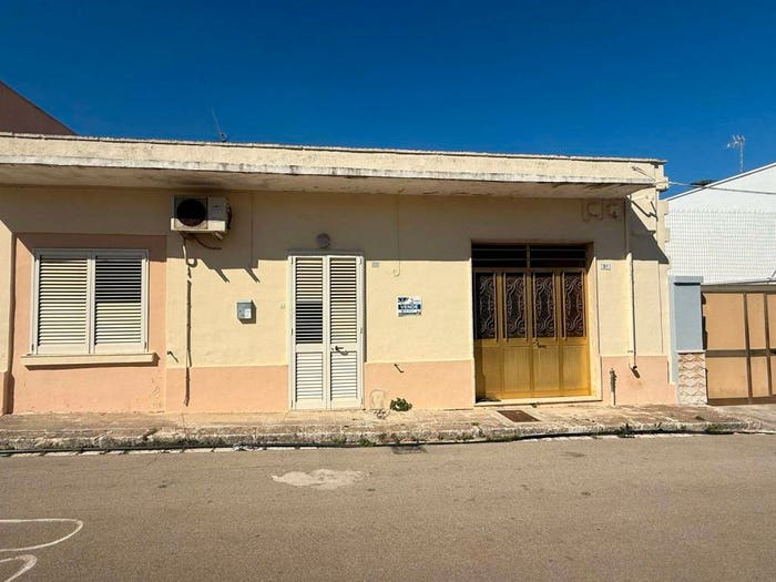 Appartamento quadrilocale in vendita in Via Regina Elena, PresicceAcquarica