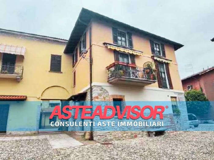 Appartamento con 6 locali in vendita in Piazza Monte Grappa, Centro, Daverio