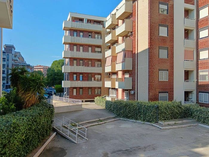 Appartamento con 5 locali in vendita in Piazza Monsignor Renato Luisi, Macchia Gialla Ordona Sud, Foggia