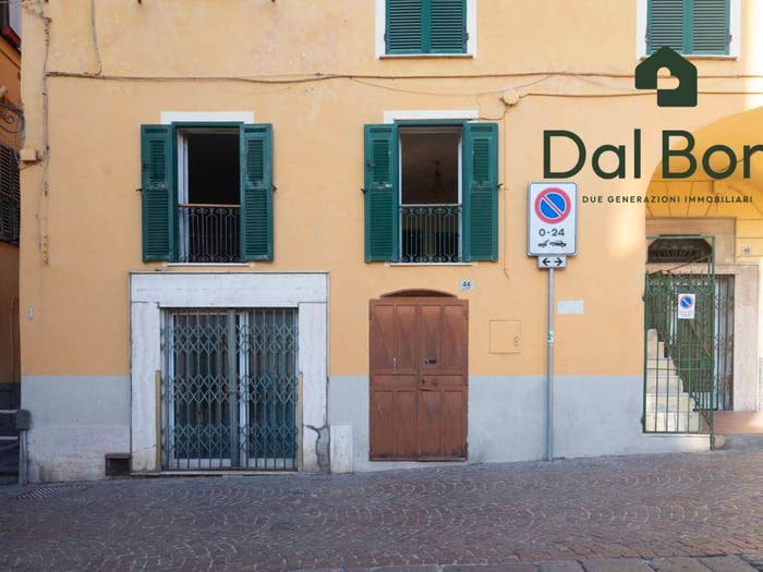 Appartamento quadrilocale in vendita in Via Giuseppe Mazzini, Porto Maurizio, Imperia