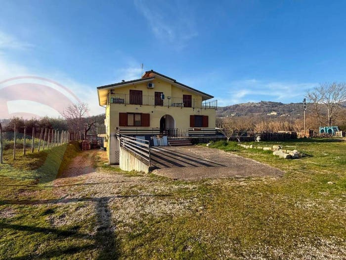Appartamento con 6 locali in vendita in Via Taglia IV, Colfelice