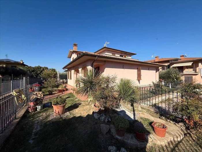 Casa trilocale in vendita in Viale Milano, Pozzuolo, Castiglione del Lago