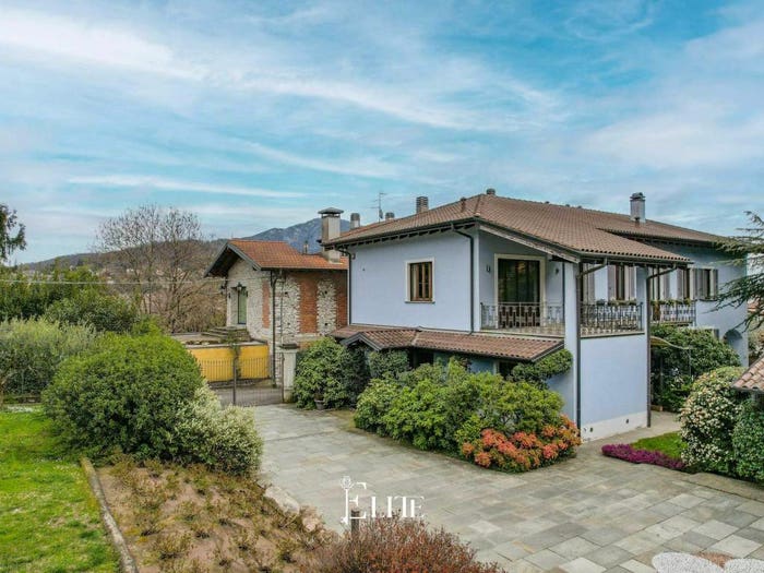 Casa con 6 locali in vendita in Via Aldo Moro, Caravate