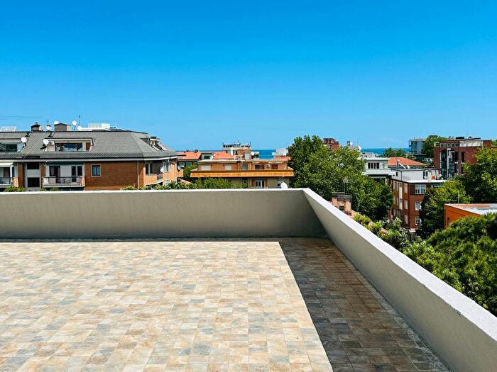 Casa quadrilocale in vendita in Viale Della Vittoria, Centro Mare, Pesaro