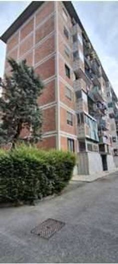 Appartamento quadrilocale in vendita in Via dei Salici, Quartiere Olmi, Milano