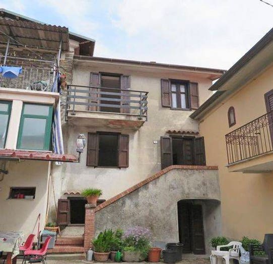 Casa con 5 locali in vendita in Bagnone