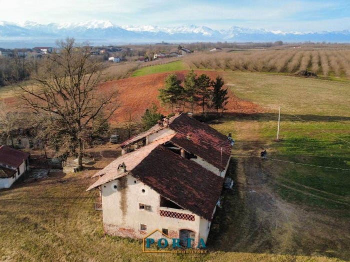 Casa con 6 locali in vendita in Strada Sant'Anna, Carrù