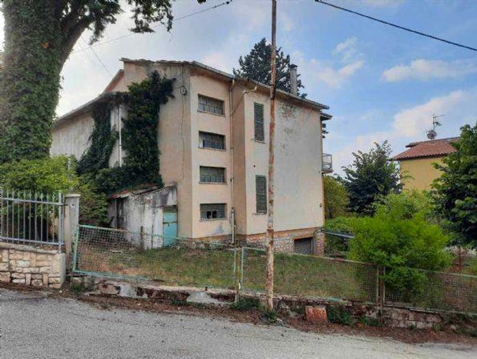Casa quadrilocale in vendita in Via Nicolò Alunno, Centro, Nocera Umbra