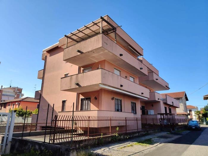 Appartamento quadrilocale in vendita in Via Sant'Ambrogio, Arnate, Gallarate