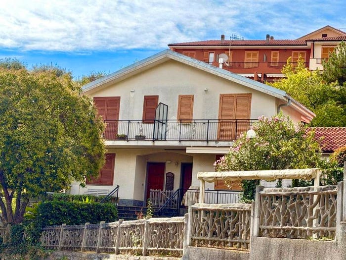 Casa quadrilocale in vendita in Via IV Novembre, Diano Arentino