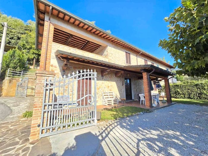 Casa con 6 locali in vendita in Camaiore Paese, Camaiore