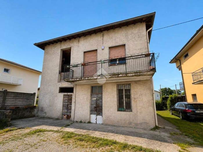 Casa quadrilocale in vendita in Via Fratelli Roncelli, Centro, Almenno San Bartolomeo