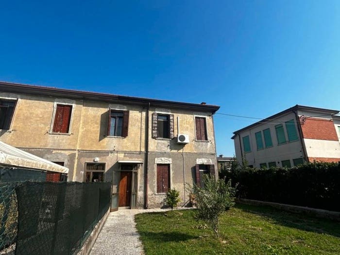 Casa con 6 locali in vendita in BOTTRIGHE Via Dante, Centro, Adria