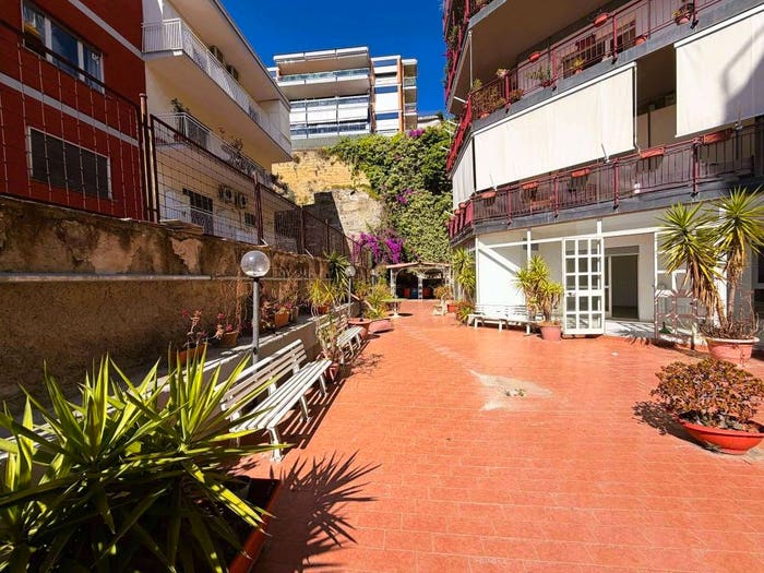 Appartamento quadrilocale in vendita in via PACUVIO, Posillipo, Napoli