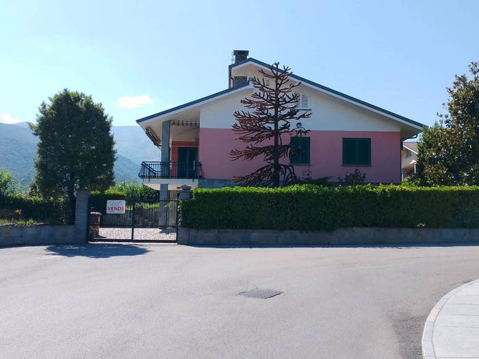 Casa con 6 locali in vendita in Via Aprile, Centro, Barge