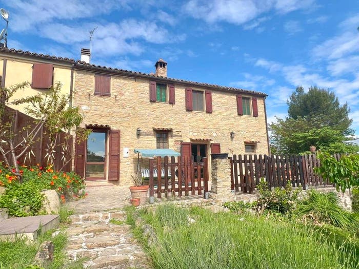 Casa con 6 locali in vendita in Castelbellino