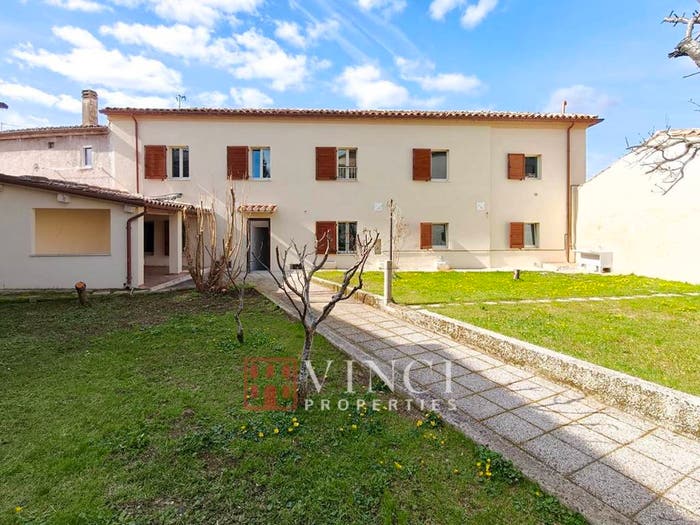 Casa con 6 locali in vendita in Collamato, Fabriano
