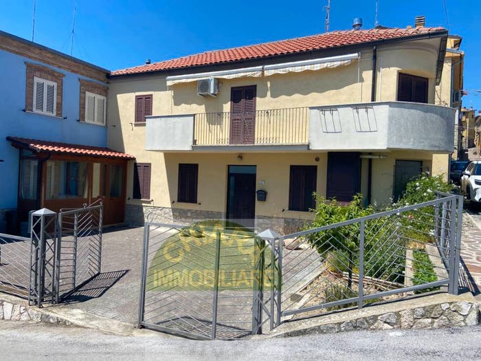 Casa con 5 locali in vendita in via San Rocco, Guilmi