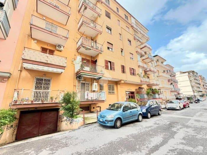 Appartamento trilocale in vendita in Via sandro botticelli, Pianura, Napoli