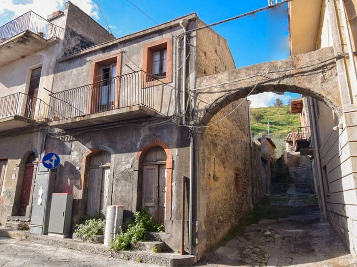 Casa trilocale in vendita in Via Alcantara, Calatabiano