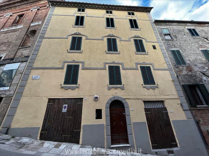 Casa con 6 locali in vendita in Piazza Giugno, Centro, Sarteano