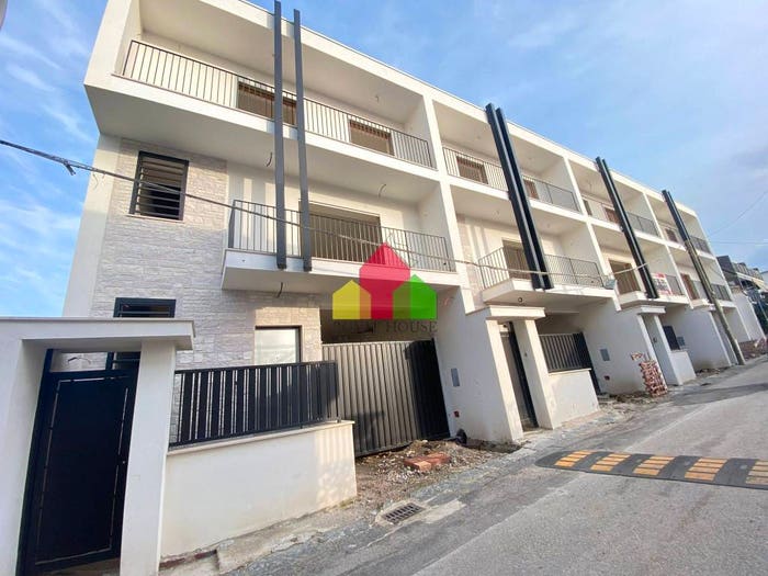 Casa con 5 locali in vendita in Via Eugenio Curiel, Parete