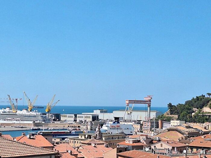 Appartamento con 5 locali in vendita in Via Torrioni, Capodimonte, Ancona
