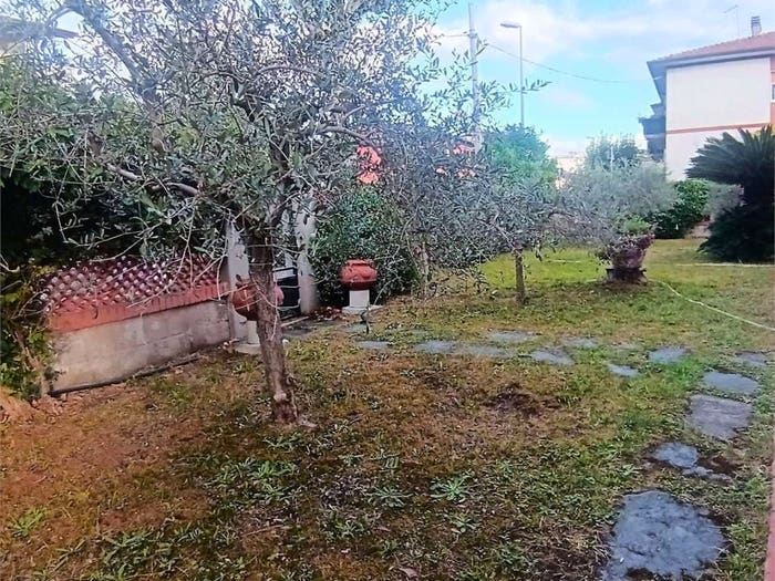 Casa con 6 locali in vendita in viale monzoni, Marina di Carrara, Carrara