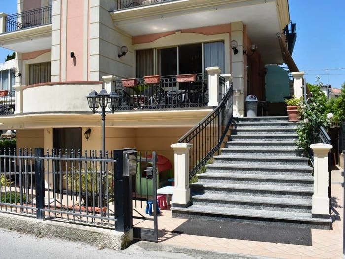 Casa con 6 locali in vendita in Viale Salvatore Bartoli, Viserbella, Rimini