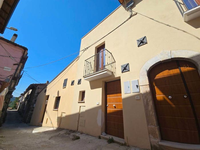 Casa con 6 locali in vendita in Via Centrale, Bellavista Pianola, L'Aquila
