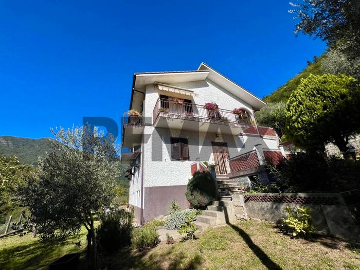 Casa con 6 locali in vendita in via Vittorio Veneto, Borzonasca